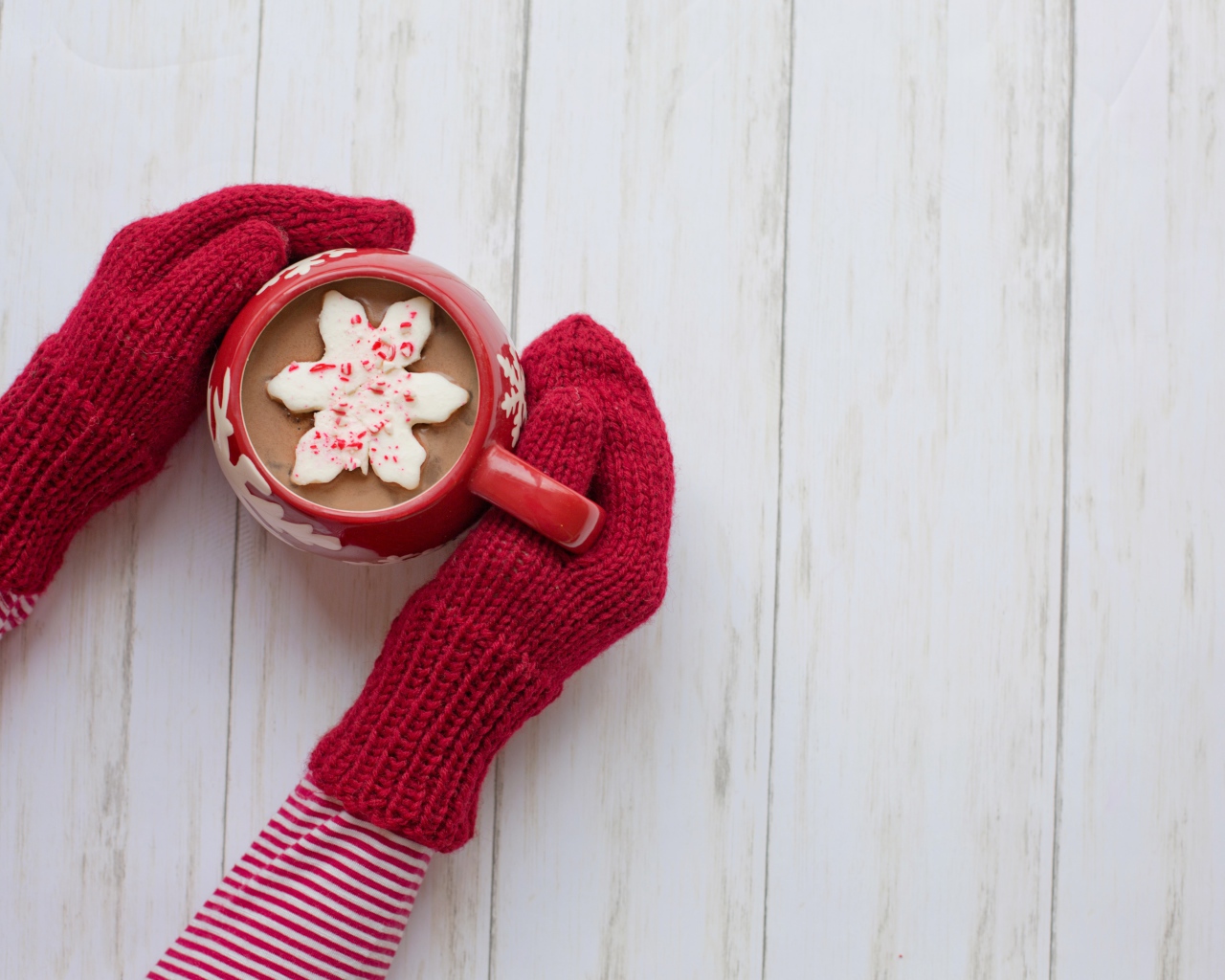 Чашка чая с печеньем в руках девушки 