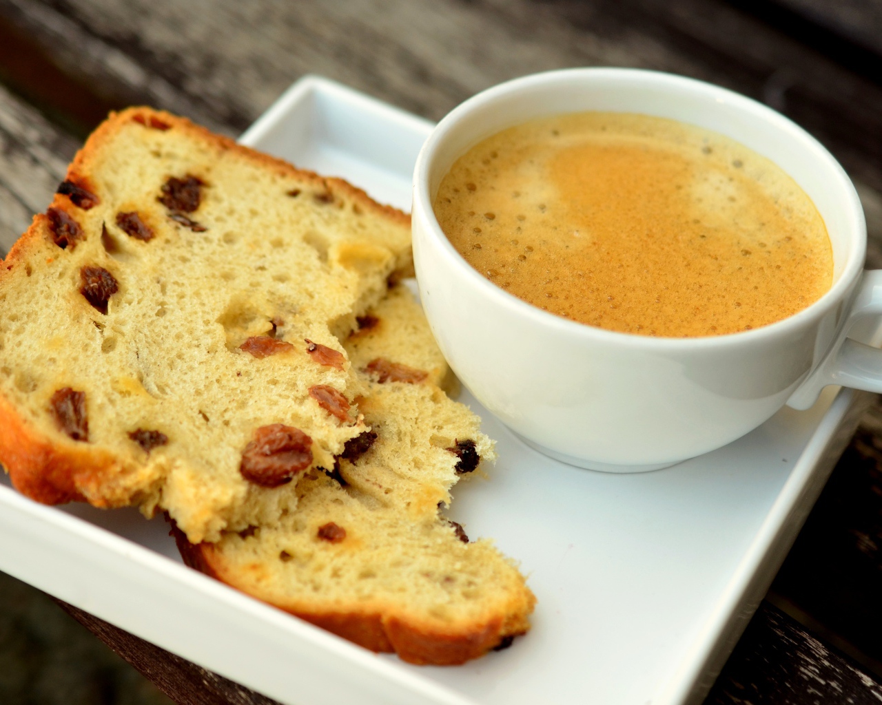 Чашка кофе на тарелке с кусочками кекса 