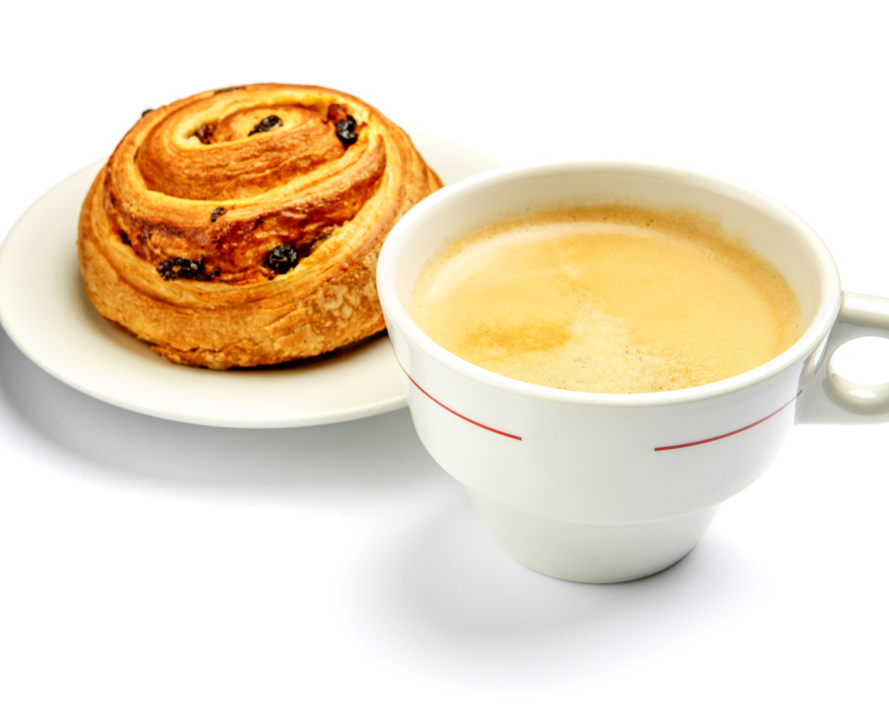 Чашка кофе с булочкой на столе