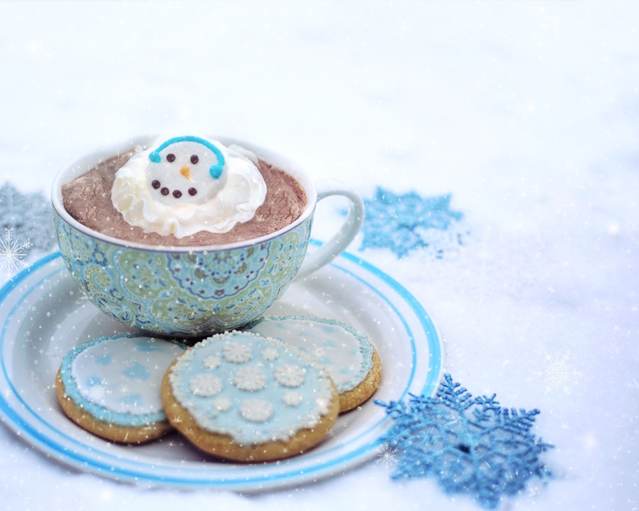 Чашка кофе с печеньем на снегу