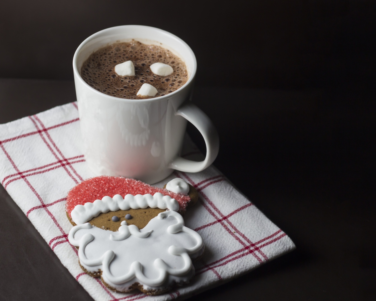 Чашка кофе с праздничным печеньем на черном фоне