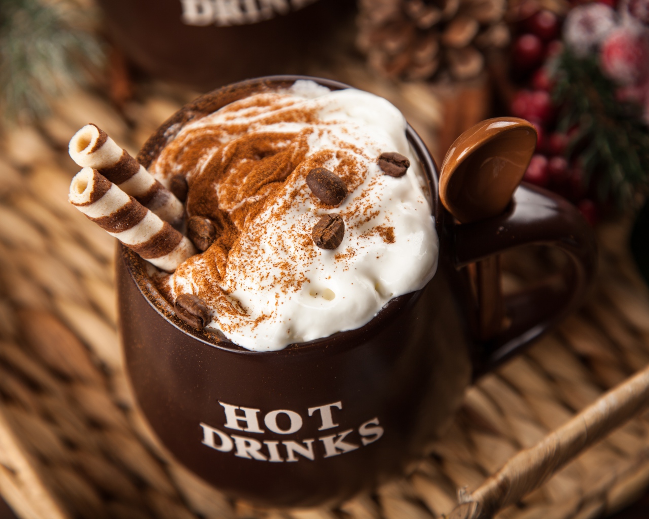 Чашка горячего шоколада со сливками на столе