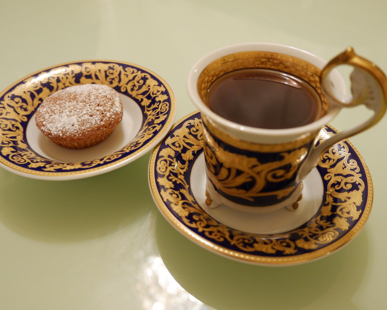 Чашка чая на столе с кексом