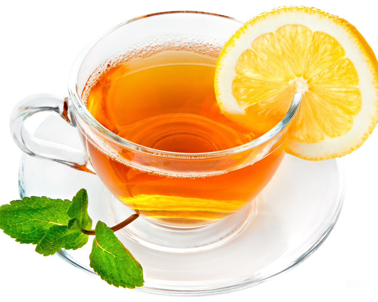 Чашка чая с лимоном и мятой на белом фоне