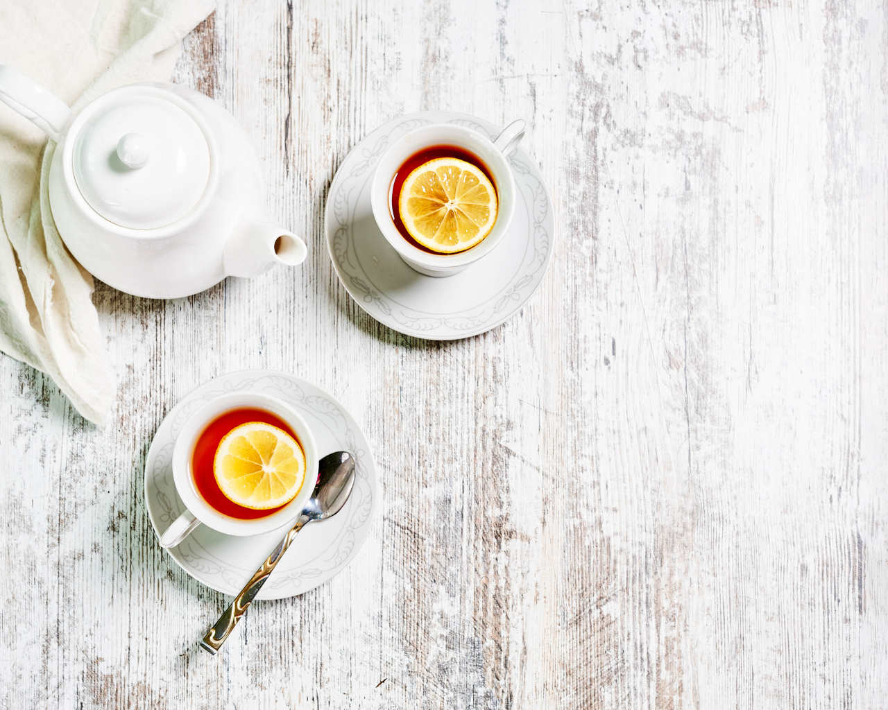 Вкусный черный чай с лимоном 