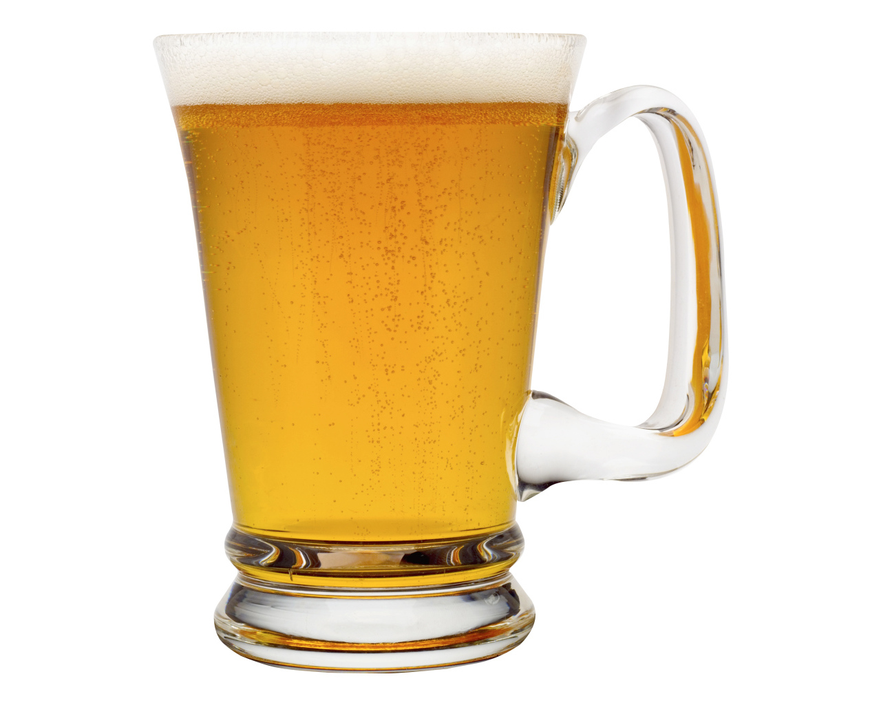 Бокал пенного пива на белом фоне