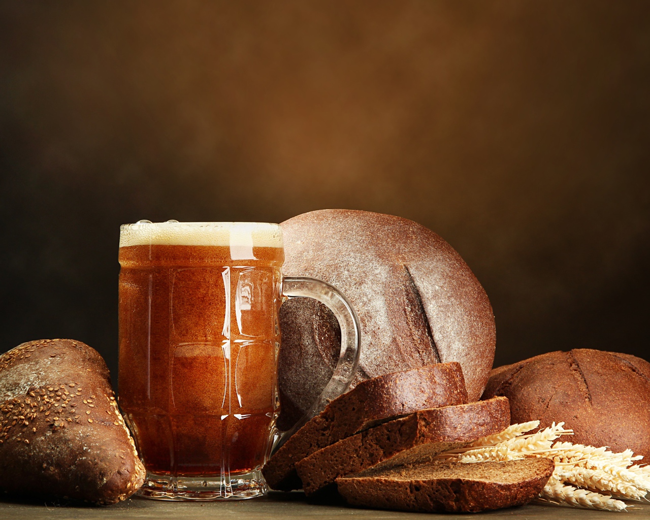 Бокал кваса на столе с хлебом
