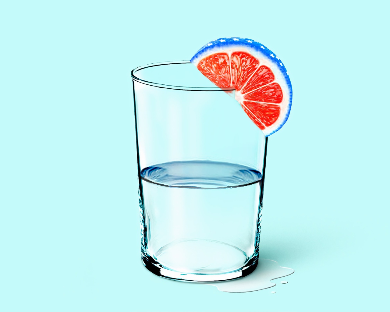 Стакан воды с кусочком апельсина на голубом фоне