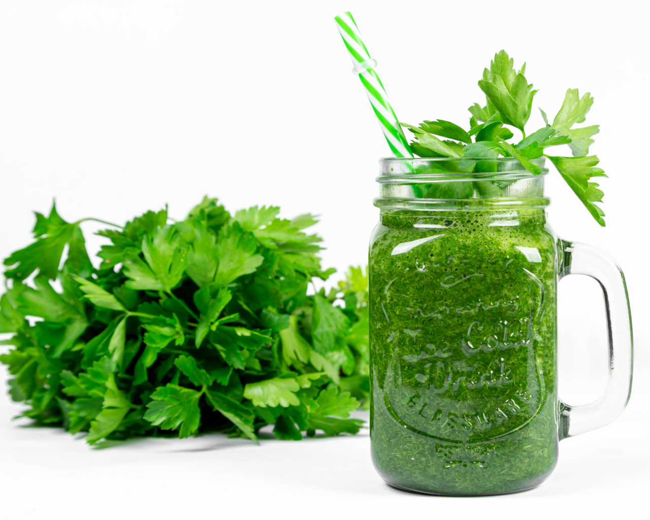 Зеленый смузи на столе с петрушкой