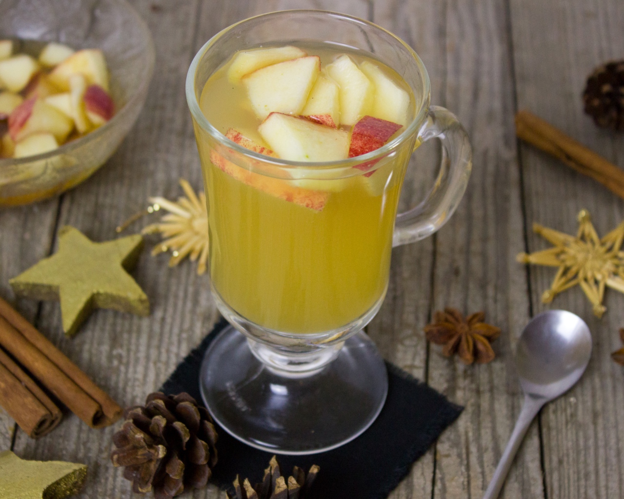 Горячий яблочный напиток с корицей 
