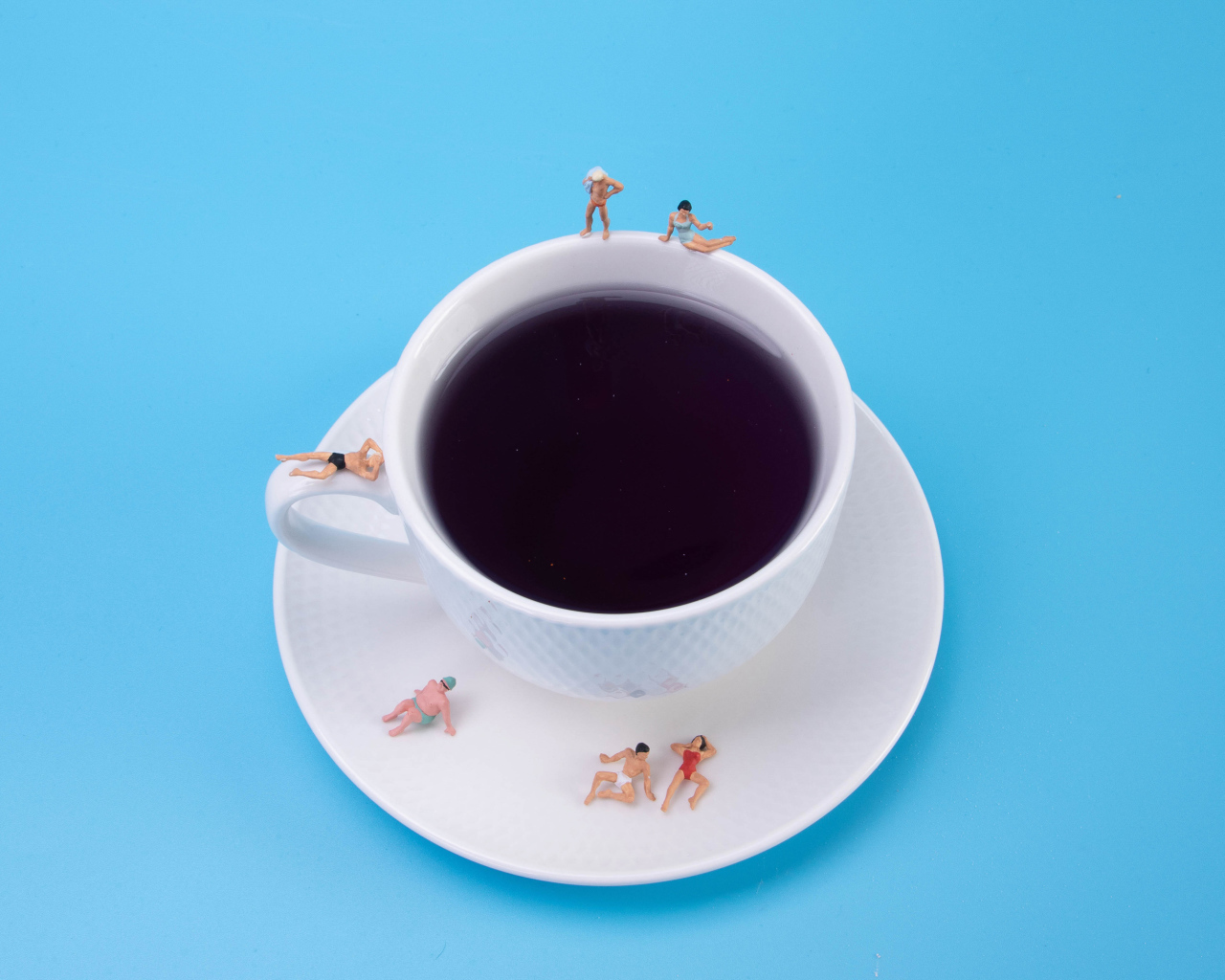 Большая белая чашка кофе на голубом фоне