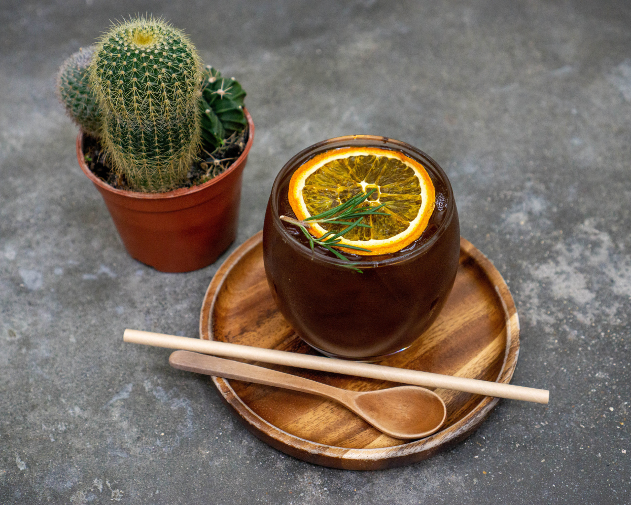 Чай с лимоном на столе с колючим кактусом