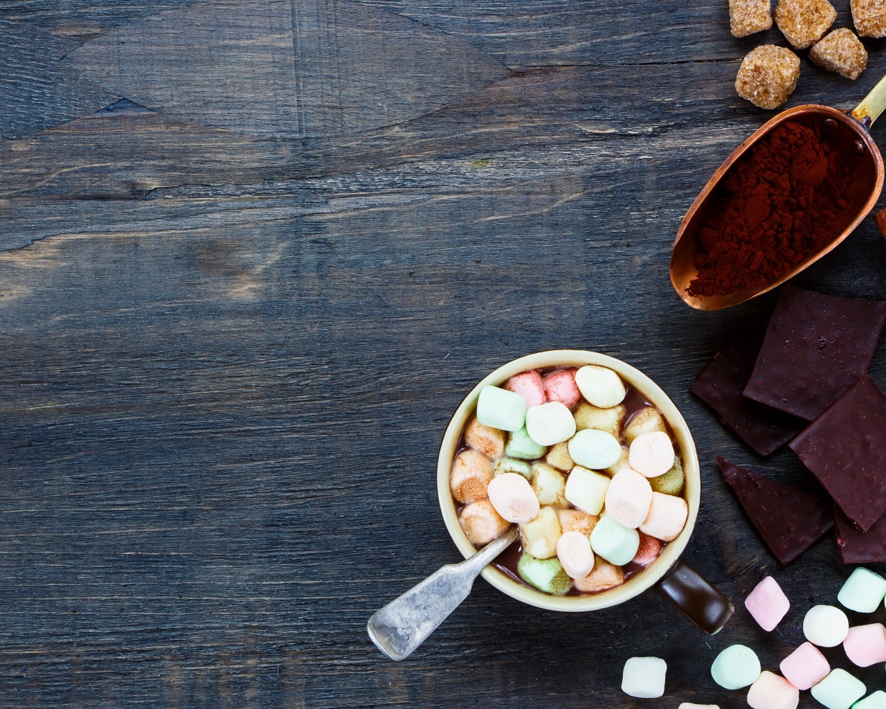 Маршмеллоу на столе с шоколадом и корицей