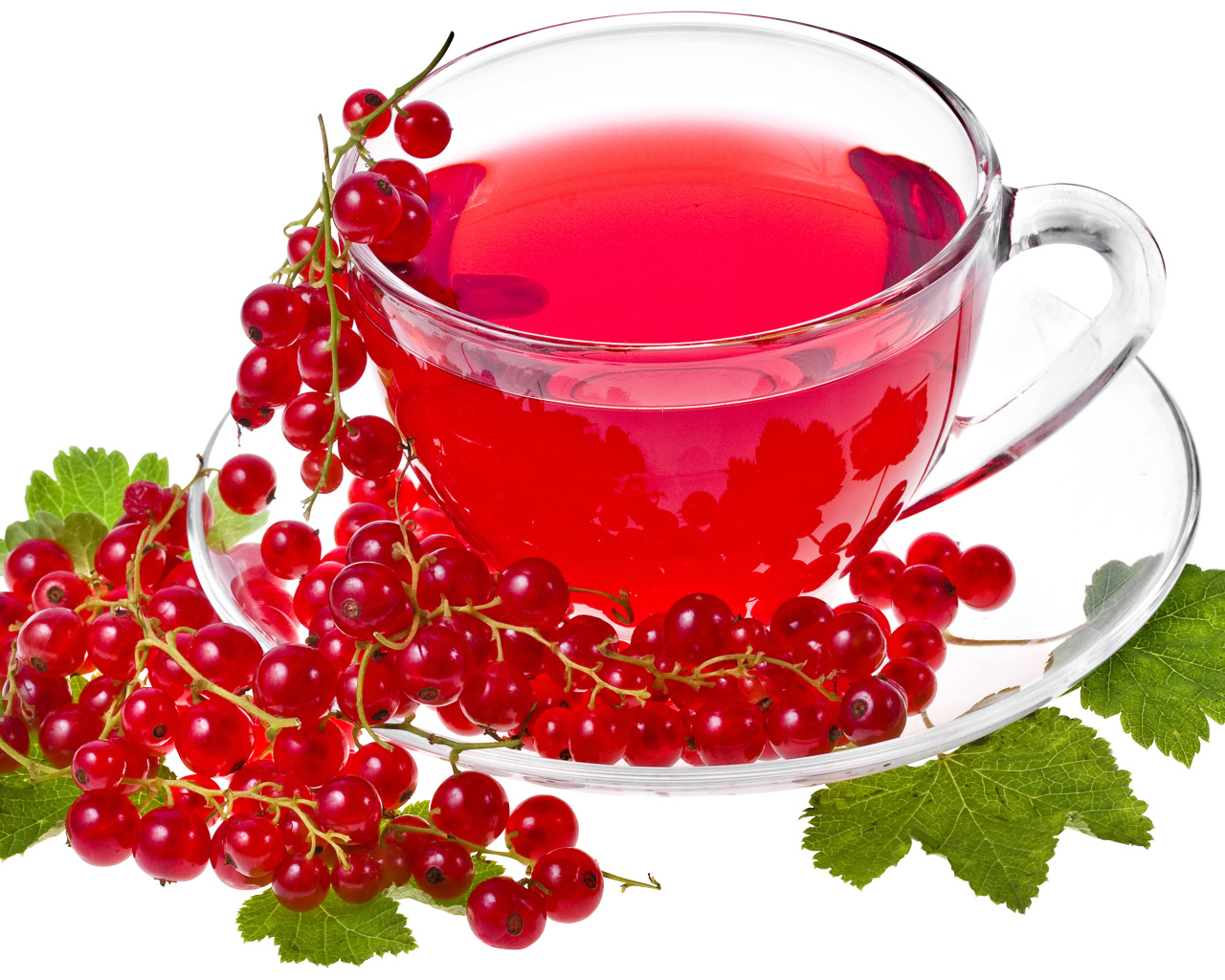 Красный чай на белом фоне с красной смородиной