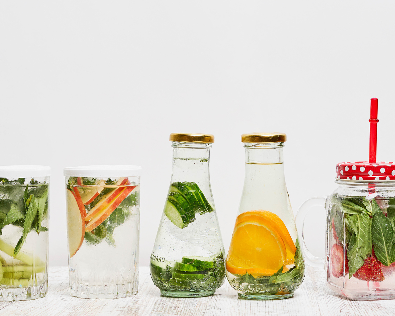 Освежающие коктейли на сером фоне