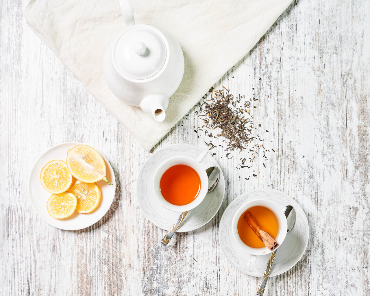 Чай на столе с кусками лимона