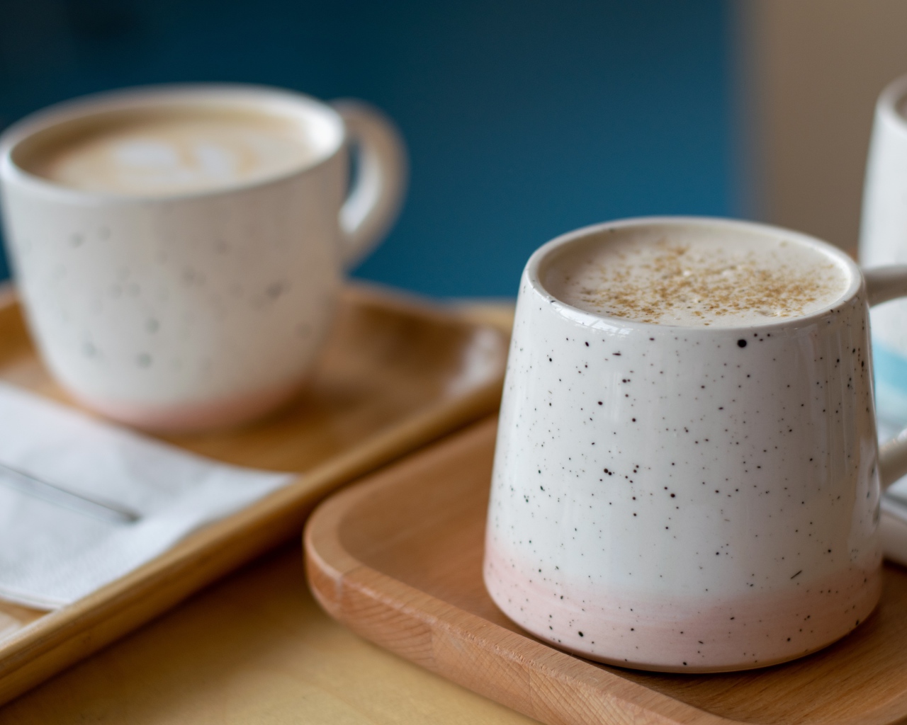 Две чашки горячего кофе с пенкой 