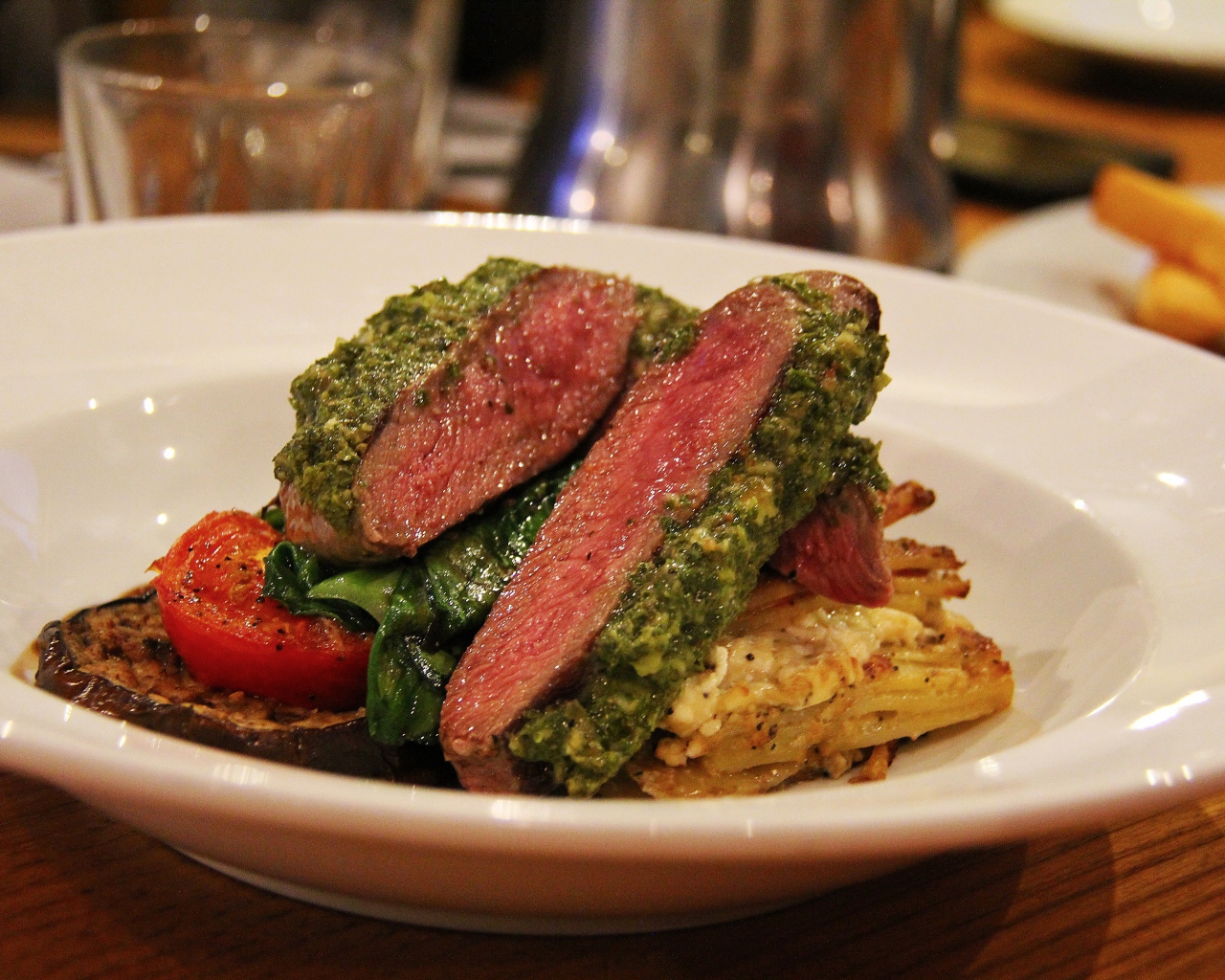 Аппетитный стейк на тарелке с овощами