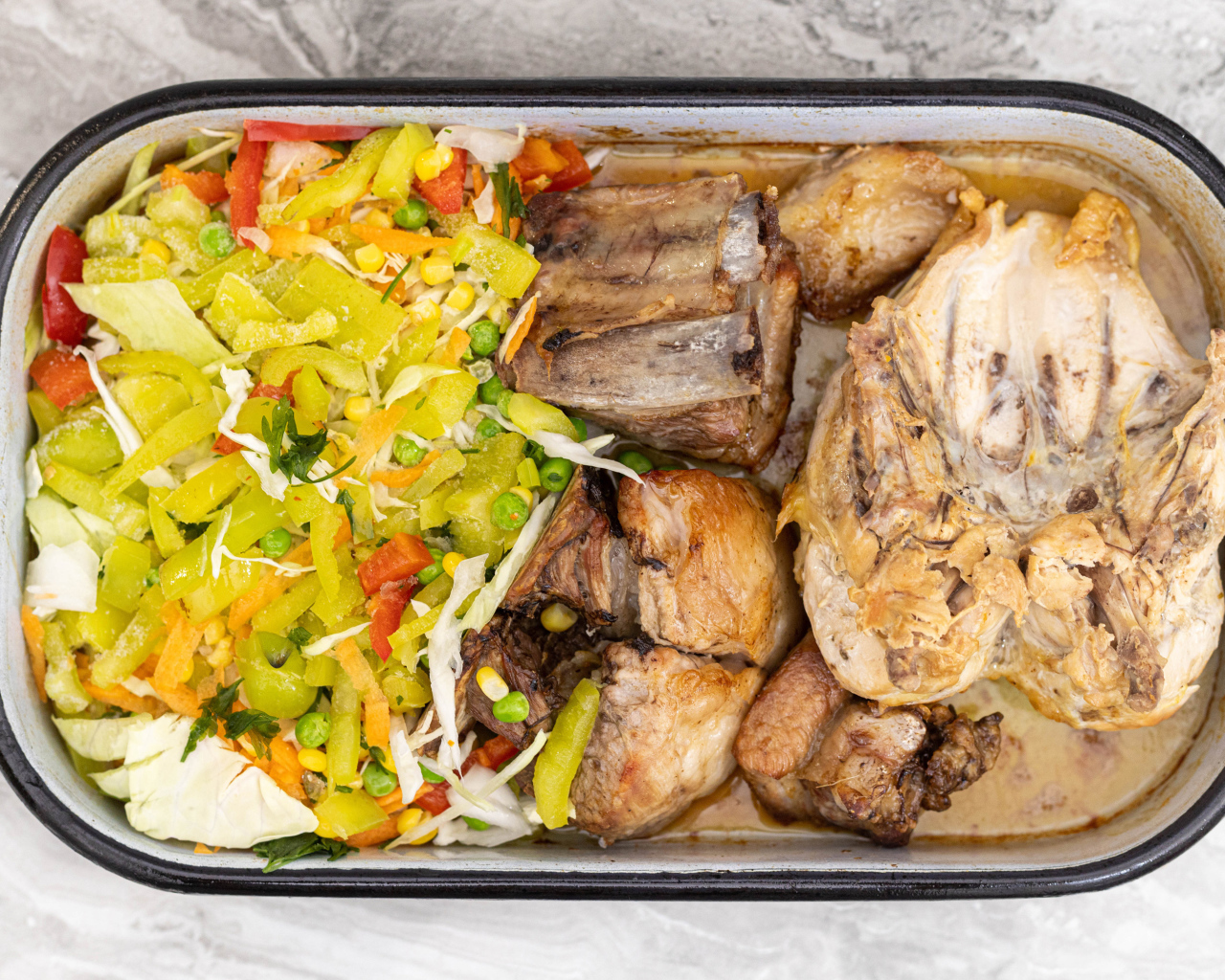 Запеченная курица с овощами в противне