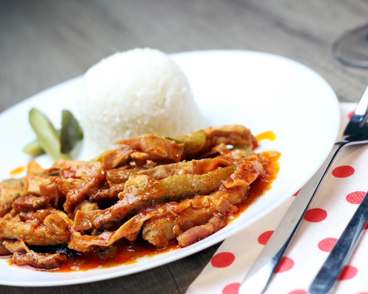 Гуляш из говядины на тарелке с рисом