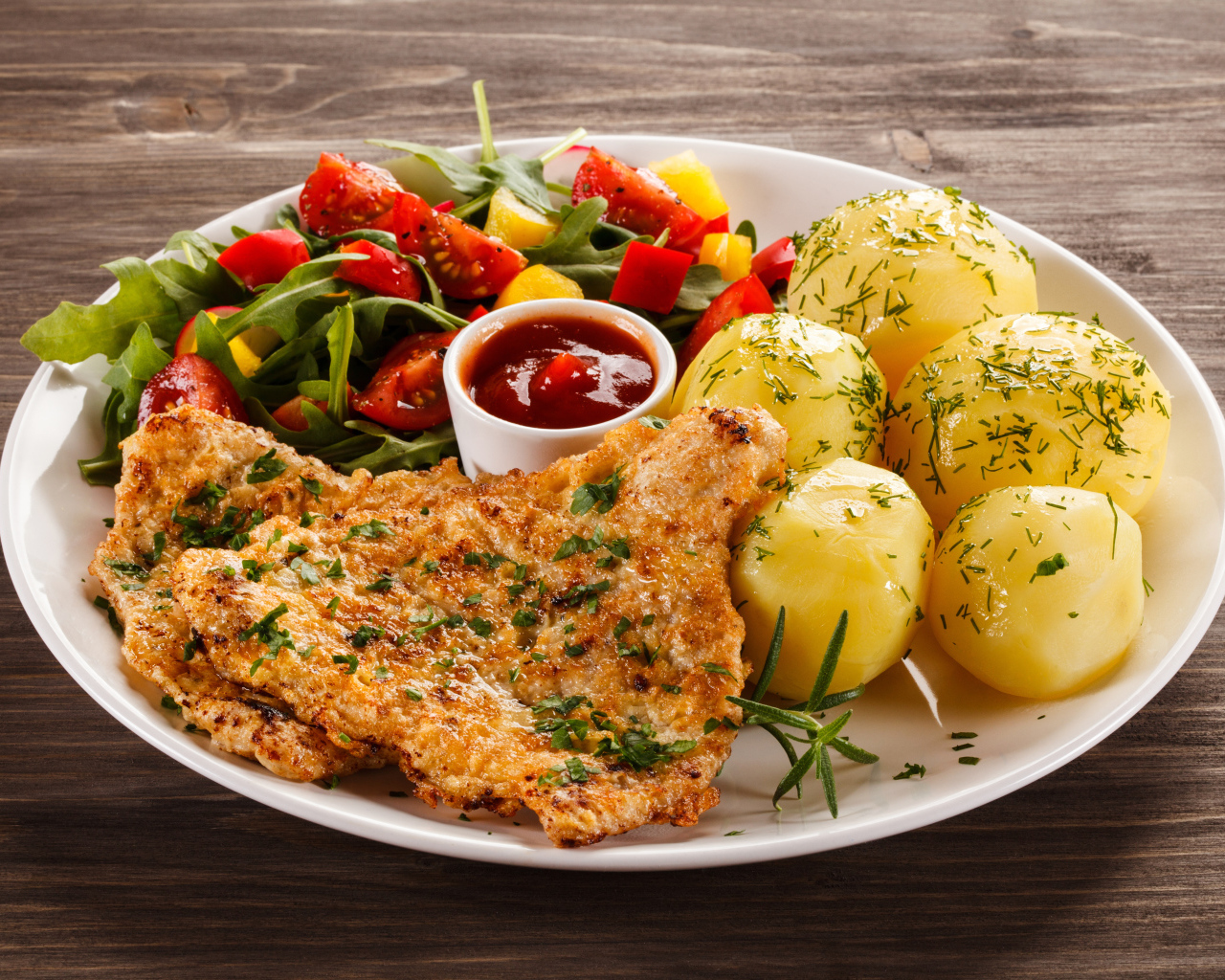 Куриная отбивная с салатом из овощей и вареным картофелем 