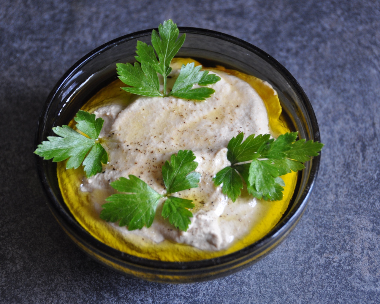 Печеночный паштет в тарелке с зеленью петрушки 