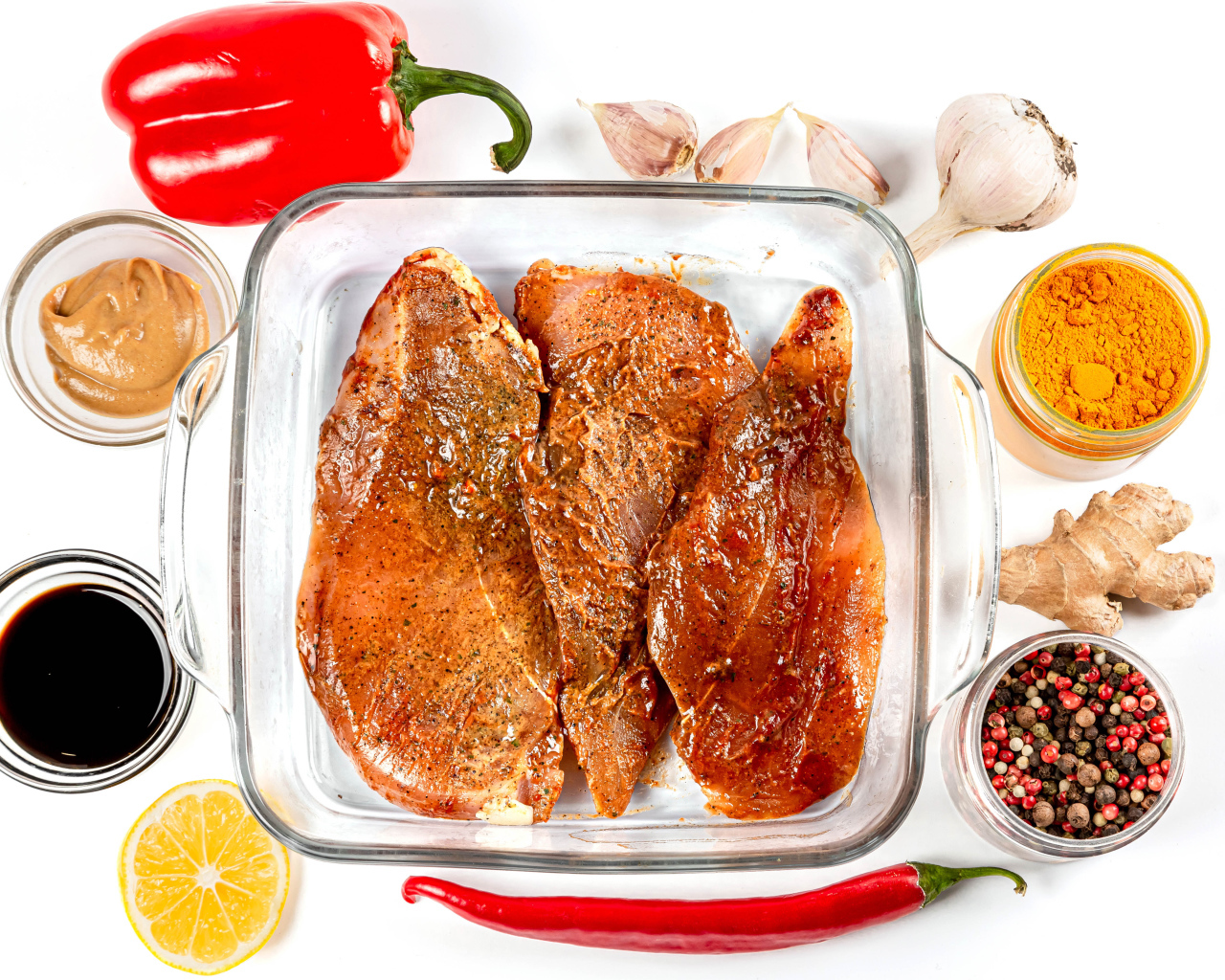 Маринованное мясо на столе со специями и соусом