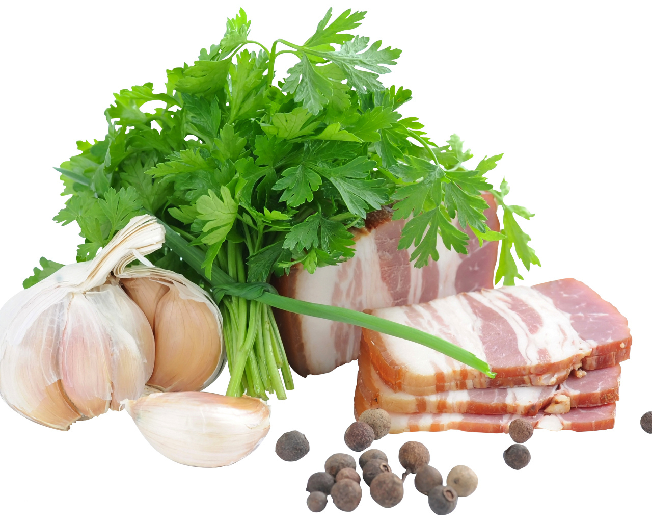 Кусок сала на белом фоне с зеленью петрушки и специями