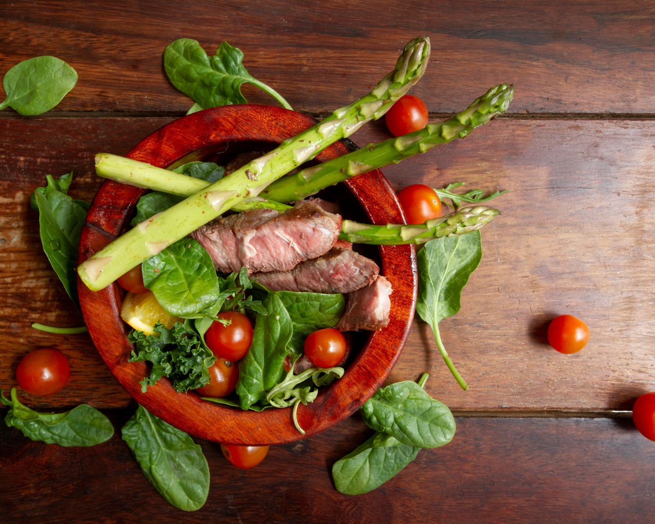 Свиные ребрышки с помидорами и спаржей 