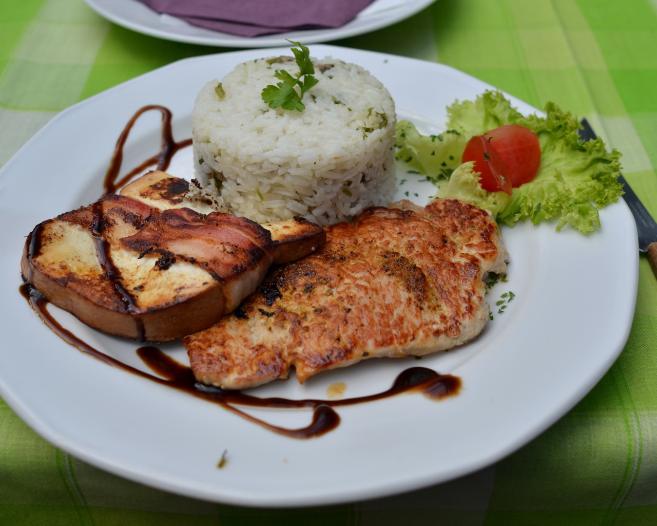 Рис на тарелке с кусками мяса