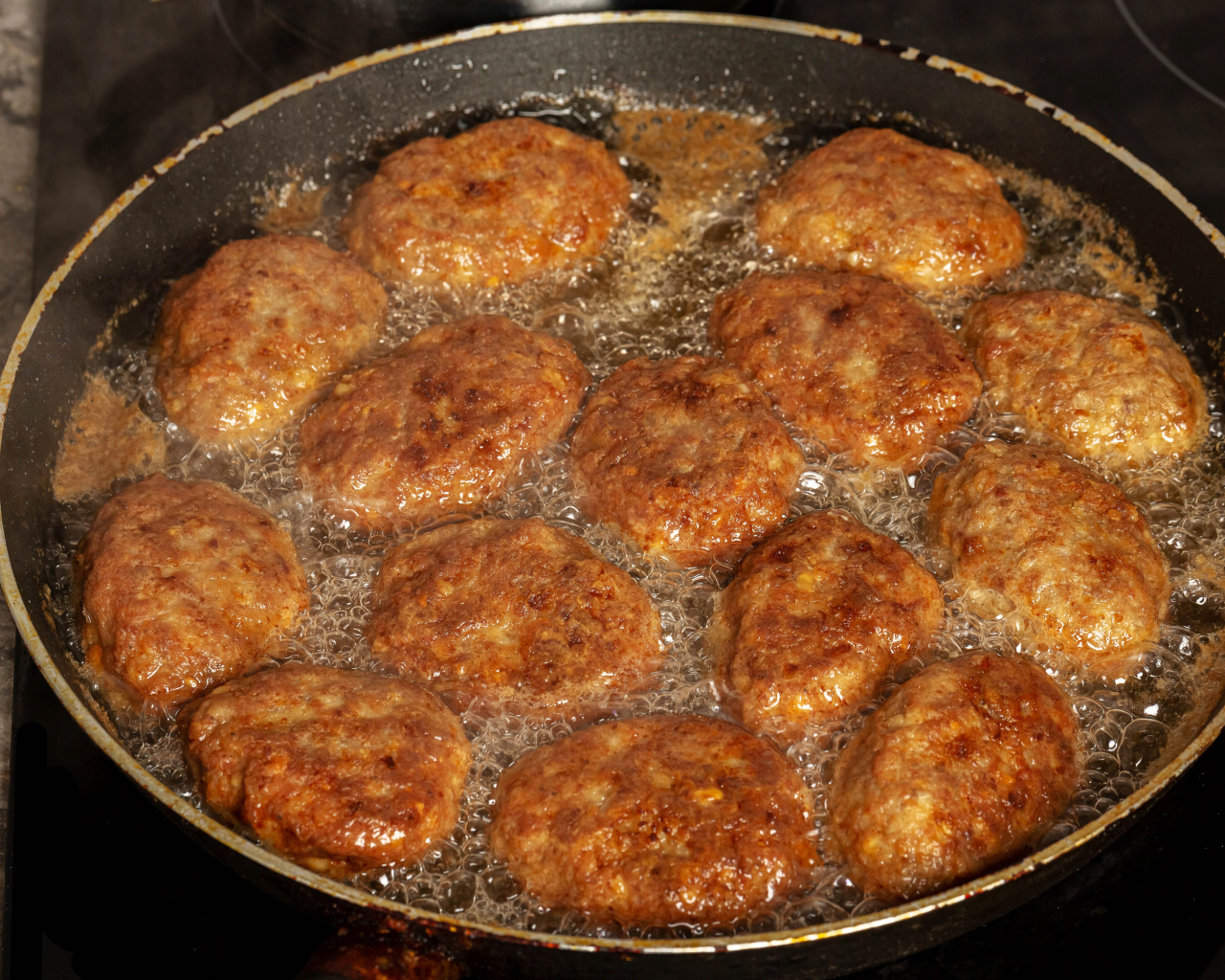 Ruddy cutlets in oil in a pan