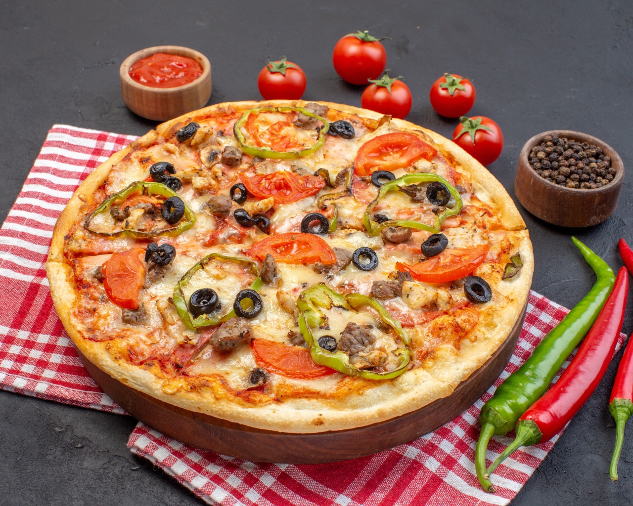 Большая ароматная пицца с помидорами и перцем на сером столе 