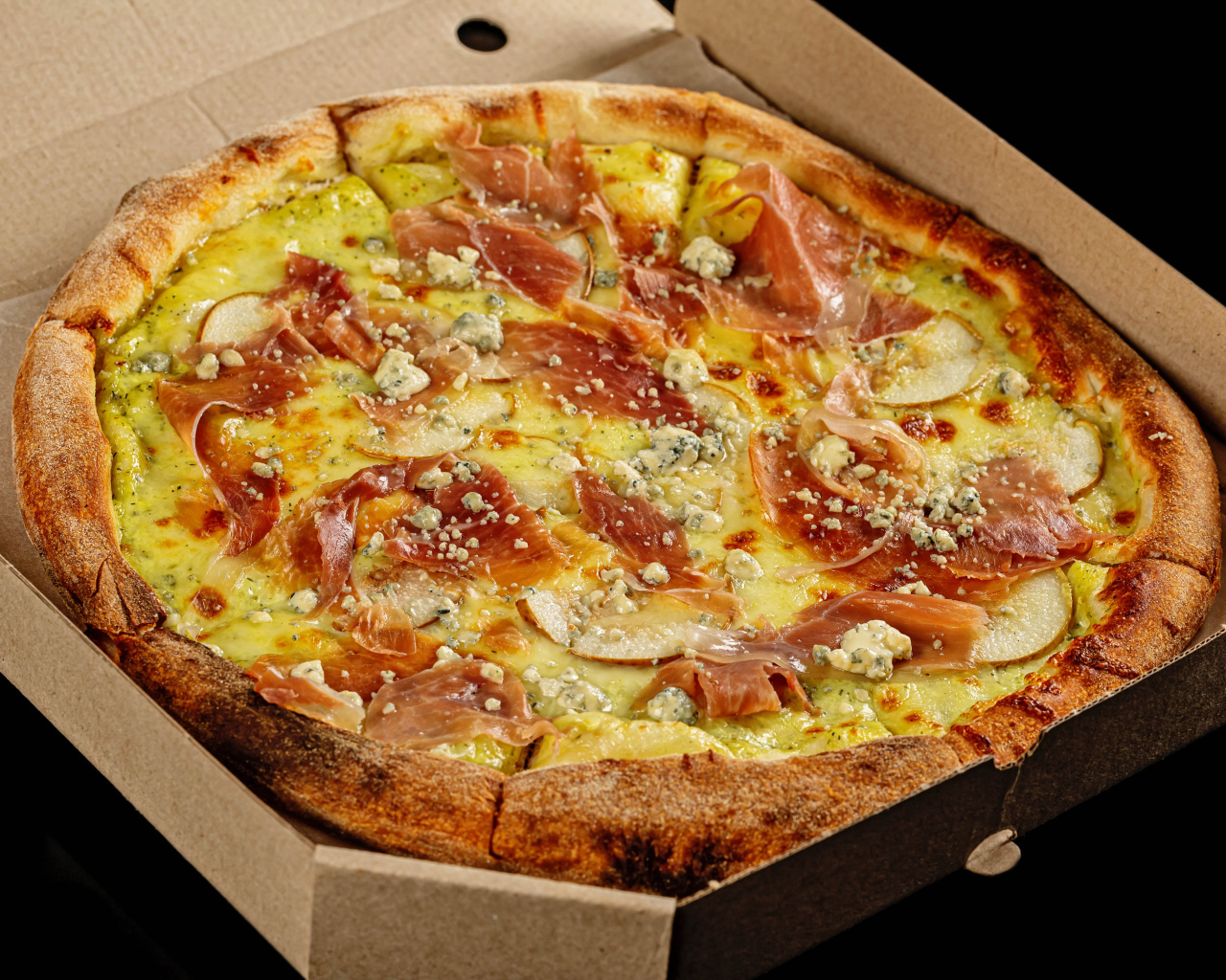 Коробка с пиццей на черном фоне