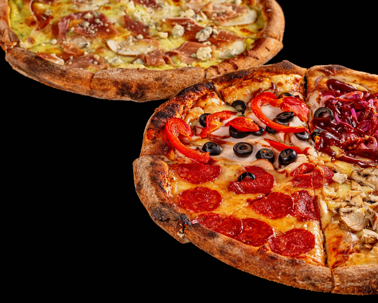 Две аппетитные пиццы на черном столе