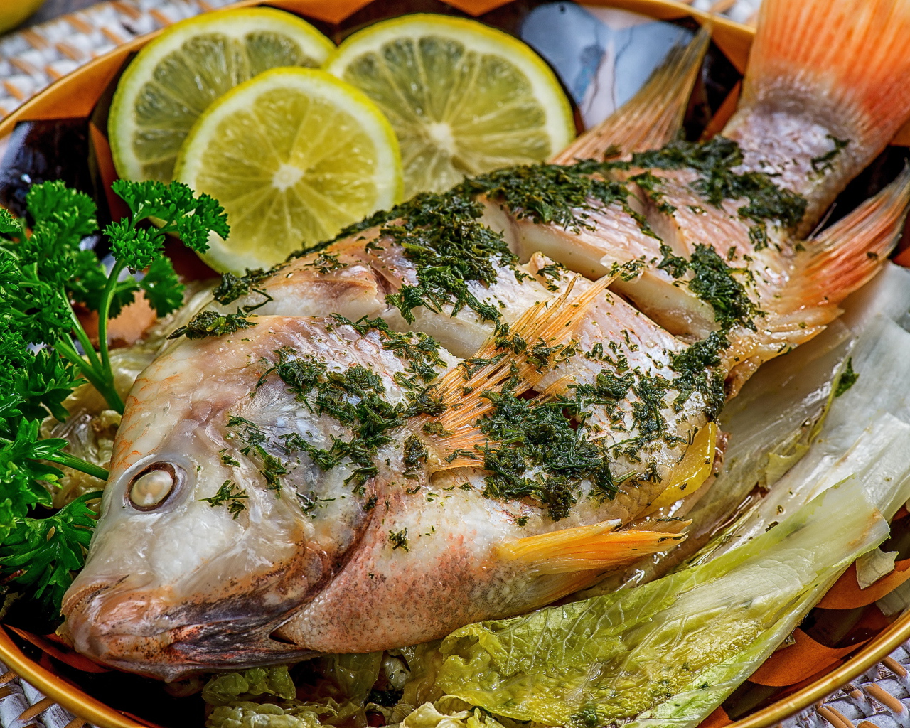 Запеченный карп с лимоном и листьями салата 