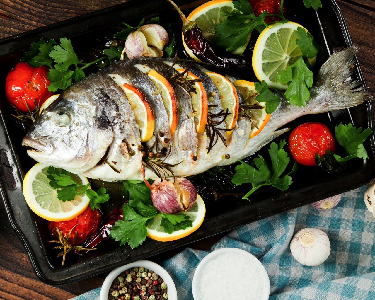 Запеченный карась с помидорами и лимоном