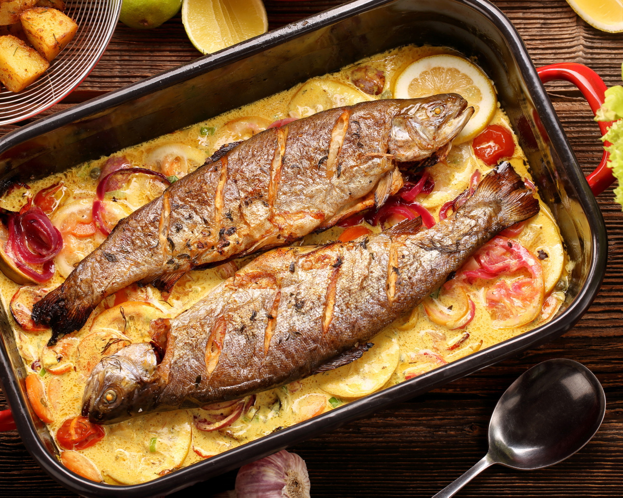 Запеченная рыба с подложкой из картофеля и лимона 