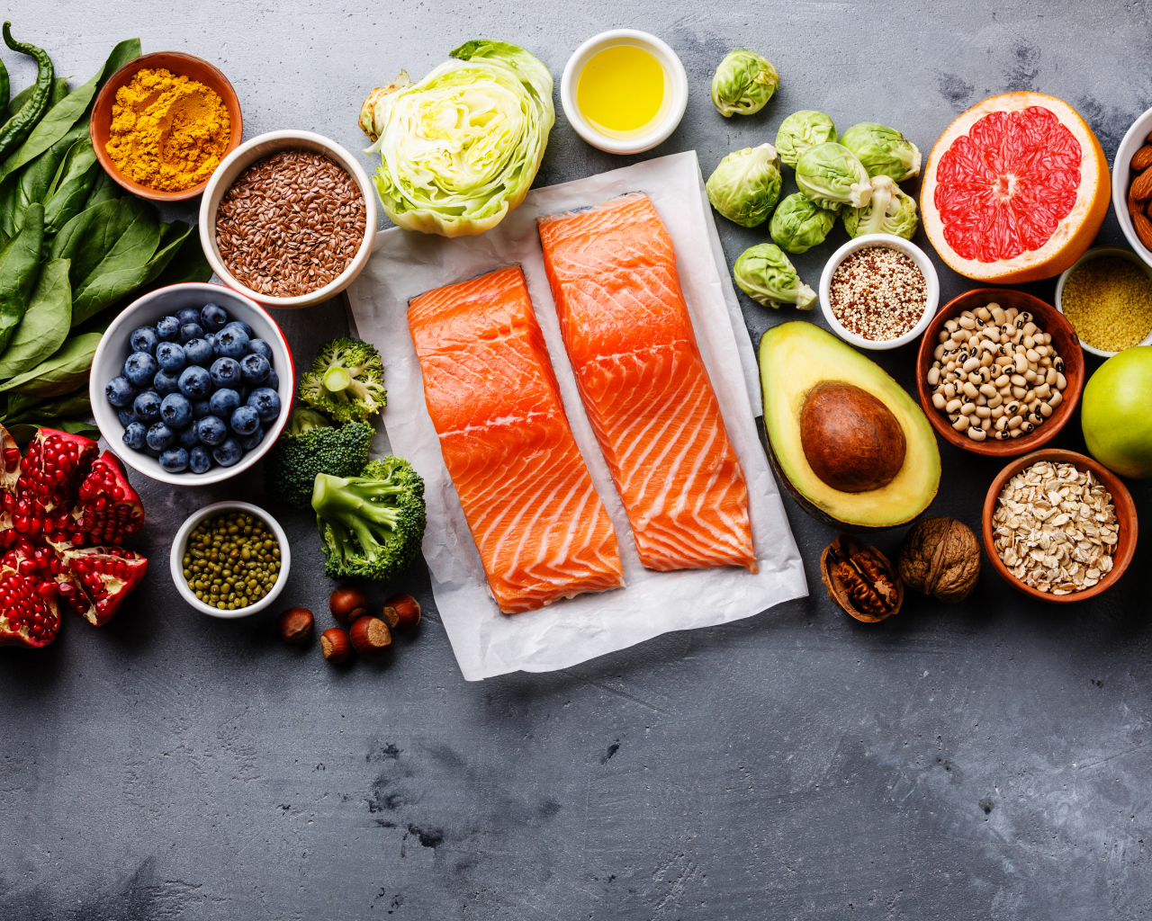 Приготовление красной рыбы на столе 