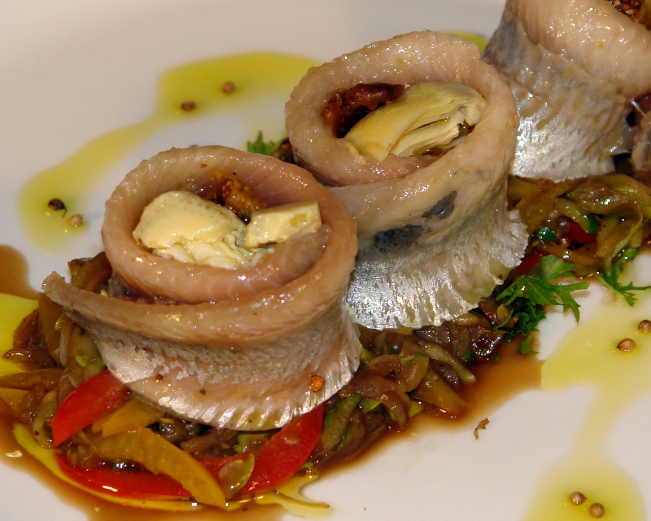 Рулетики из сельди с овощами