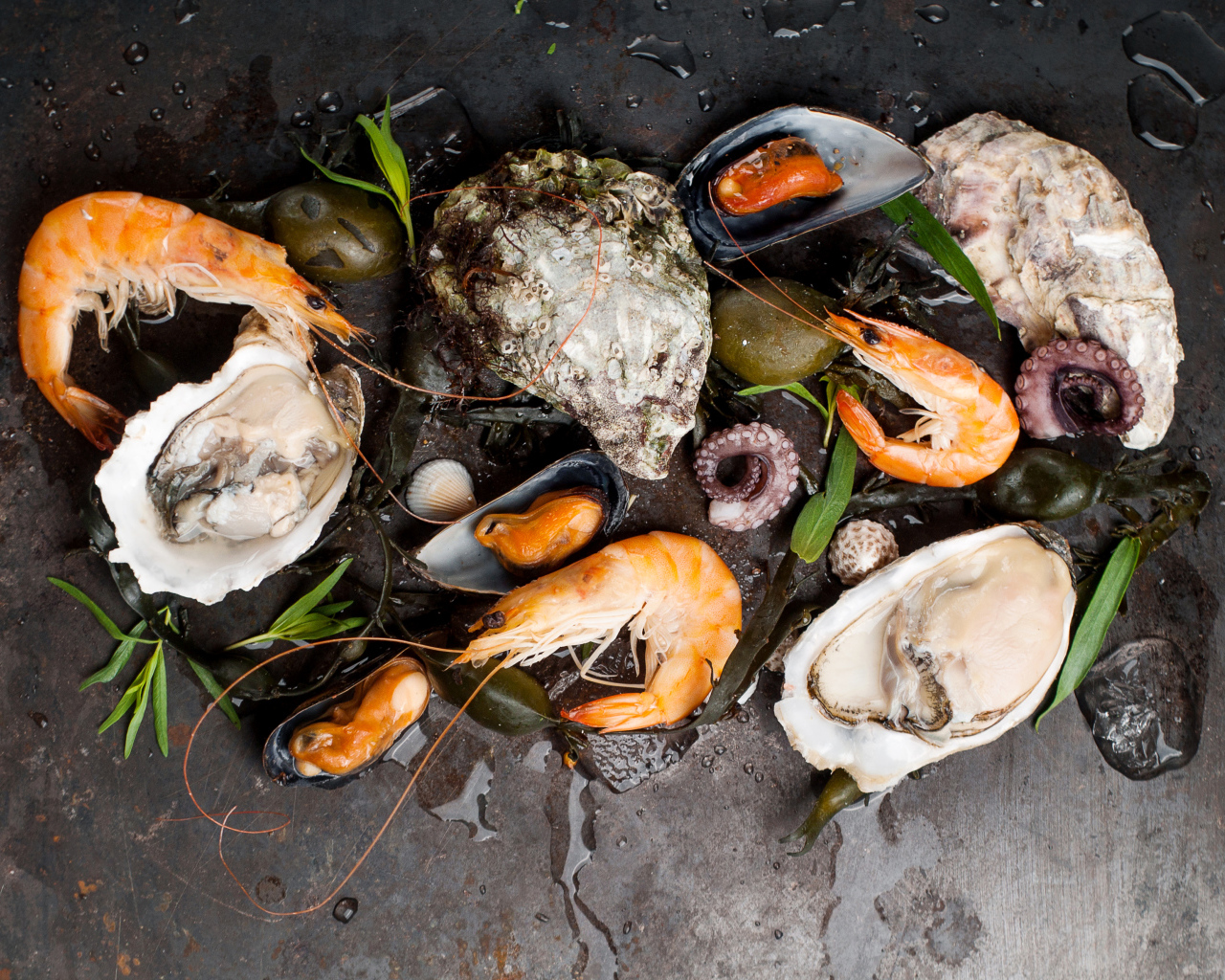 Мидии и креветки на черном столе 