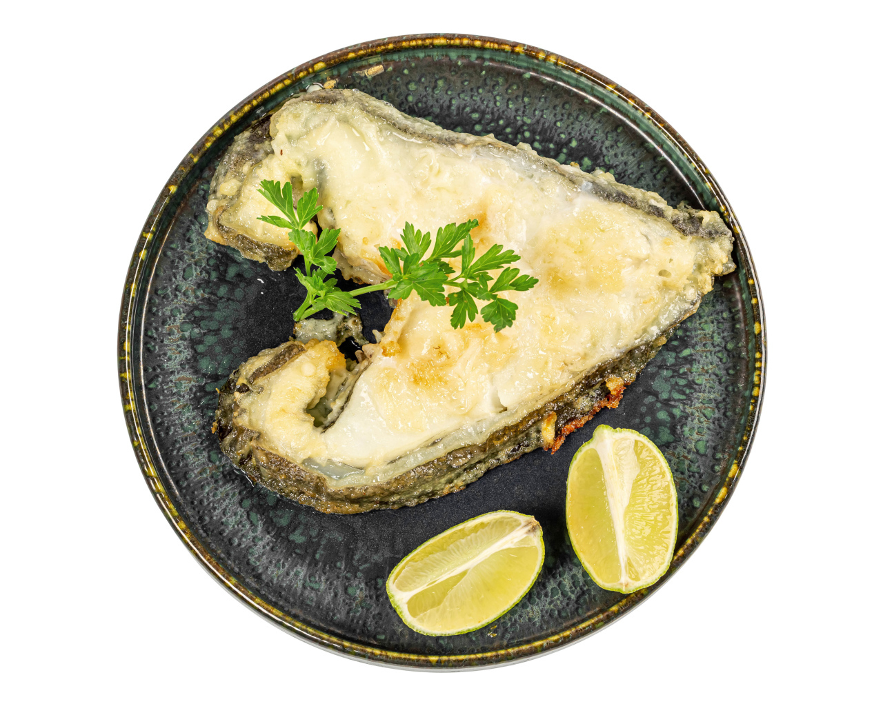Кусок рыбы на тарелке с лимоном на белом фоне