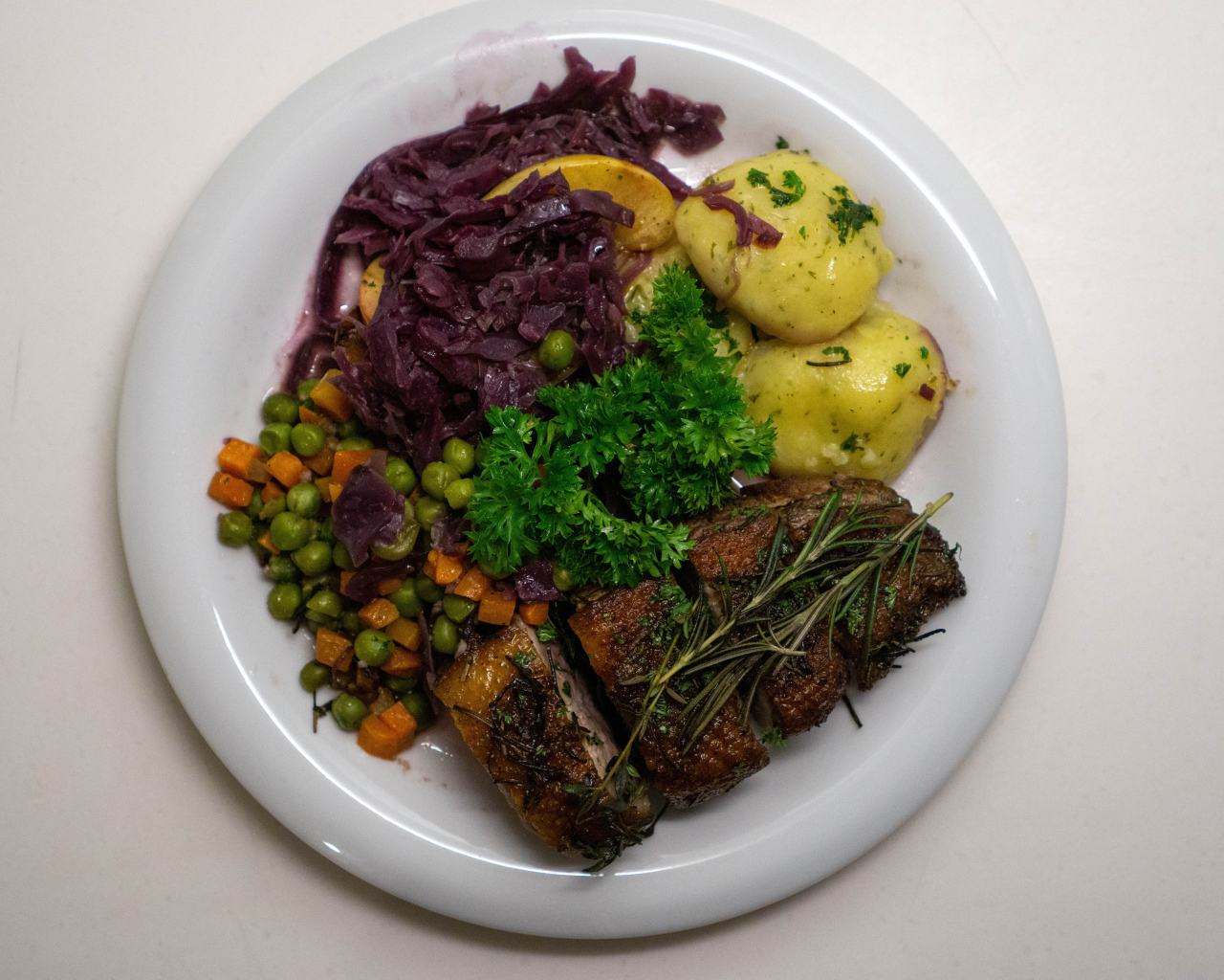 Картофель на тарелке с рыбой и салатом