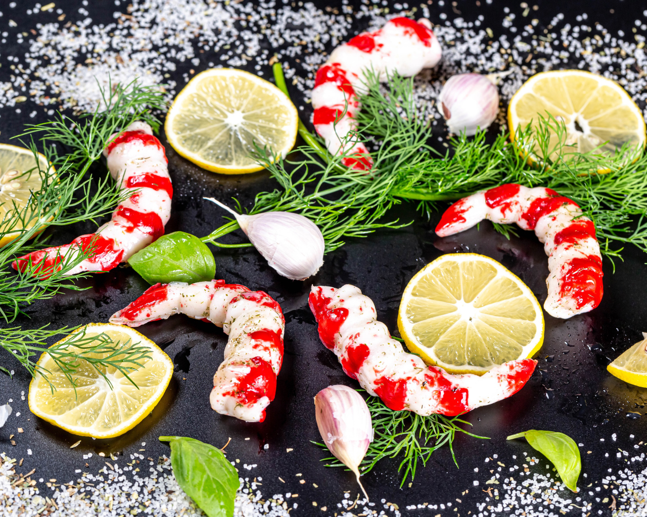 Креветки на столе с укропом и лимоном