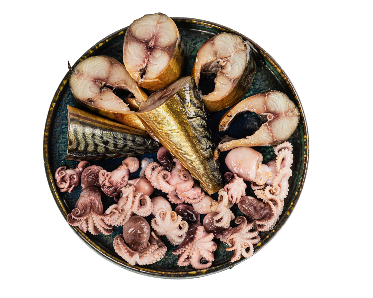 Копченая скумбрия на тарелке с кальмарами