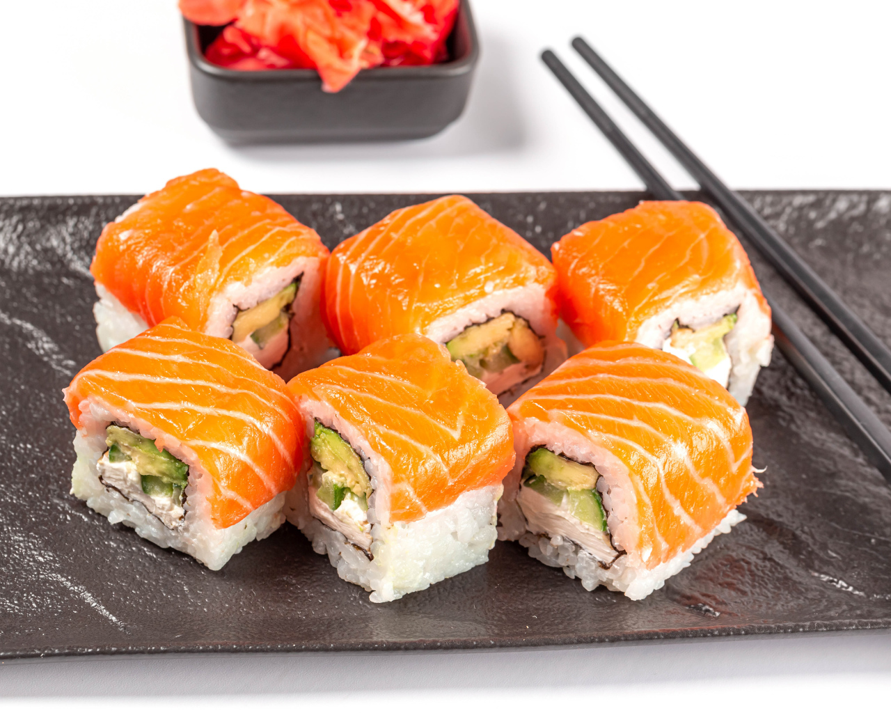 Суши Филадельфия с палочками на столе 