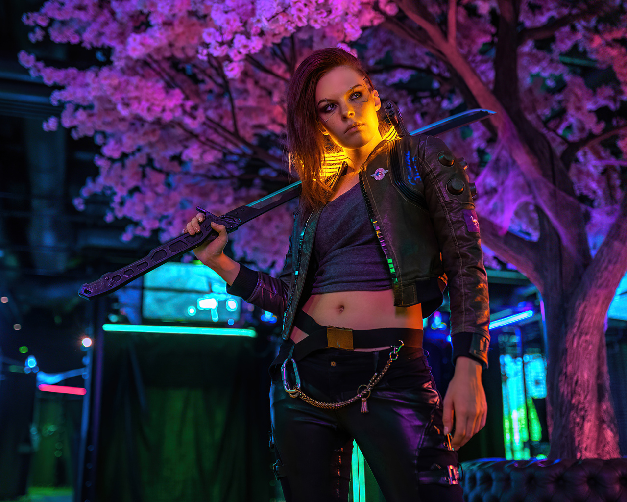 Девушка в костюме из игры Cyberpunk 2077 косплей