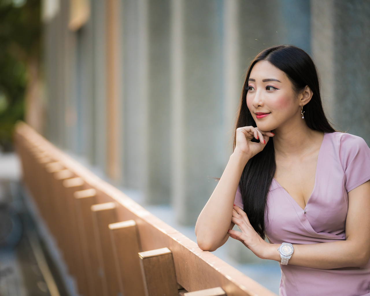 Красива девушка азиатка задумчиво смотрит вдаль