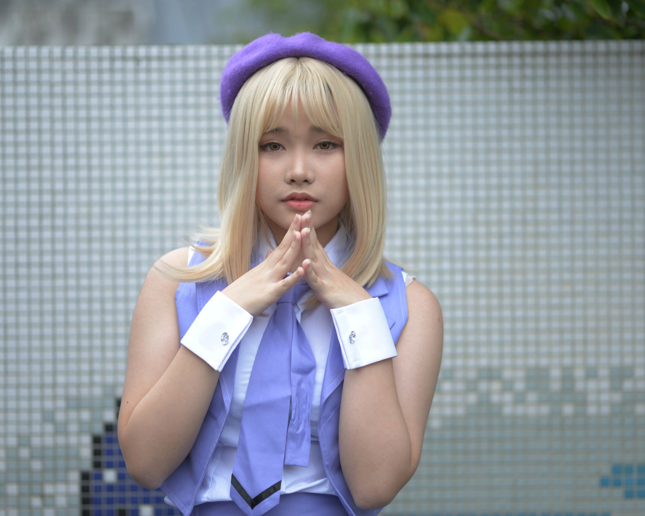 Девушка азиатка в сиреневом берете 