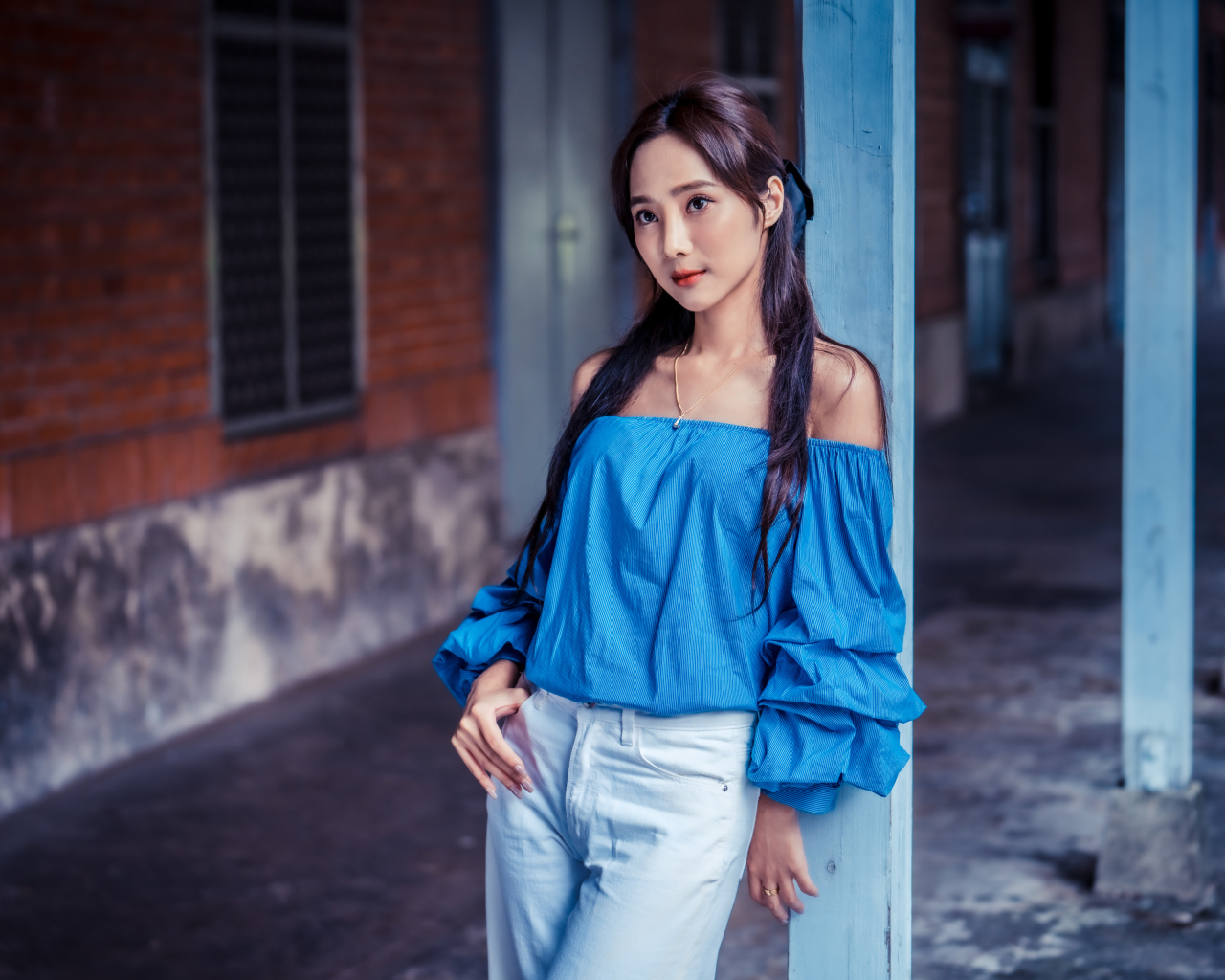Девушка азиатка в синей блузке 