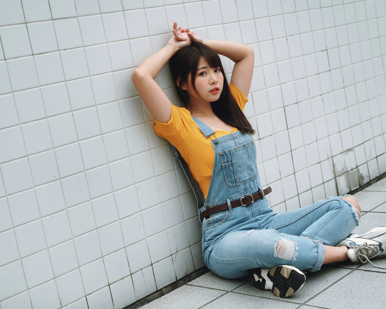 Девушка азиатка в джинсовом комбинезоне 